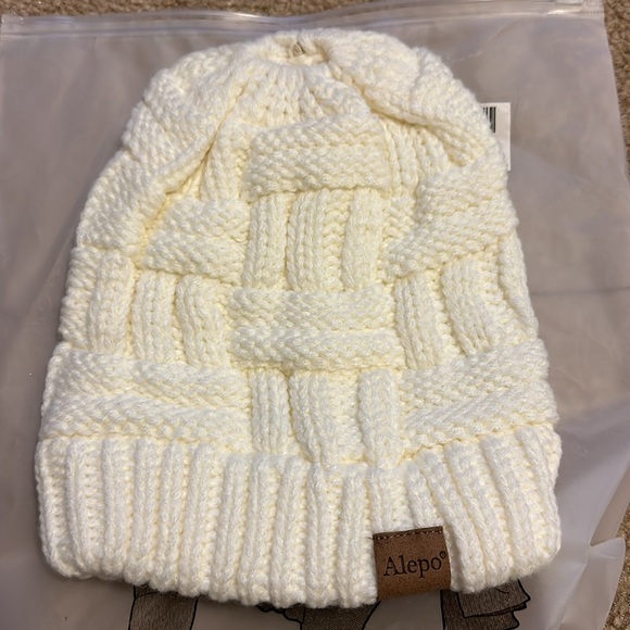 Women’s beanie with hole for pony tail - Picture 8 of 8